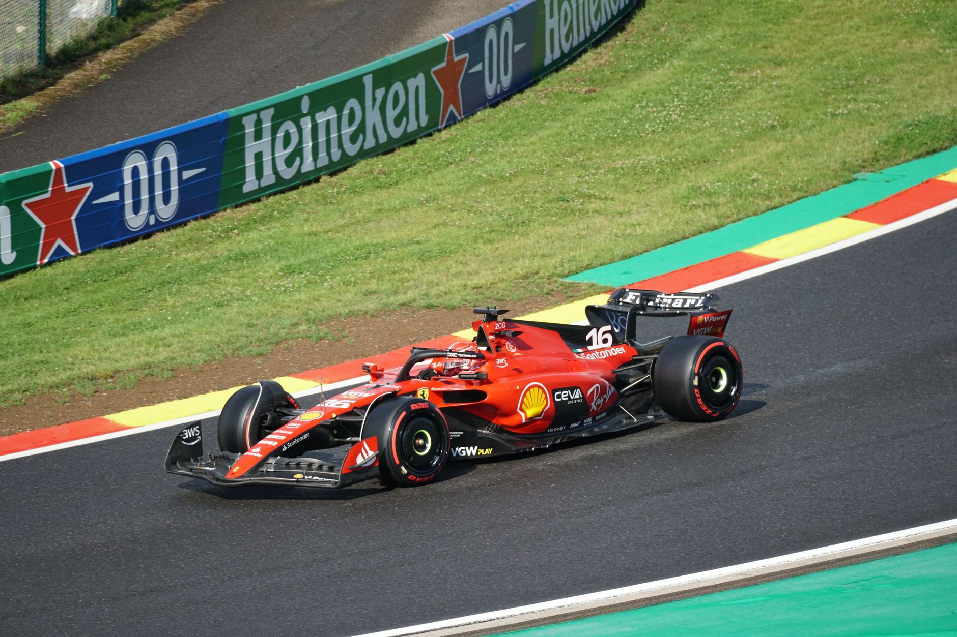 Max Verstappen a câștigat sprintul de la Singapore, într-o cursă marcată de ploaie și numeroase accidente