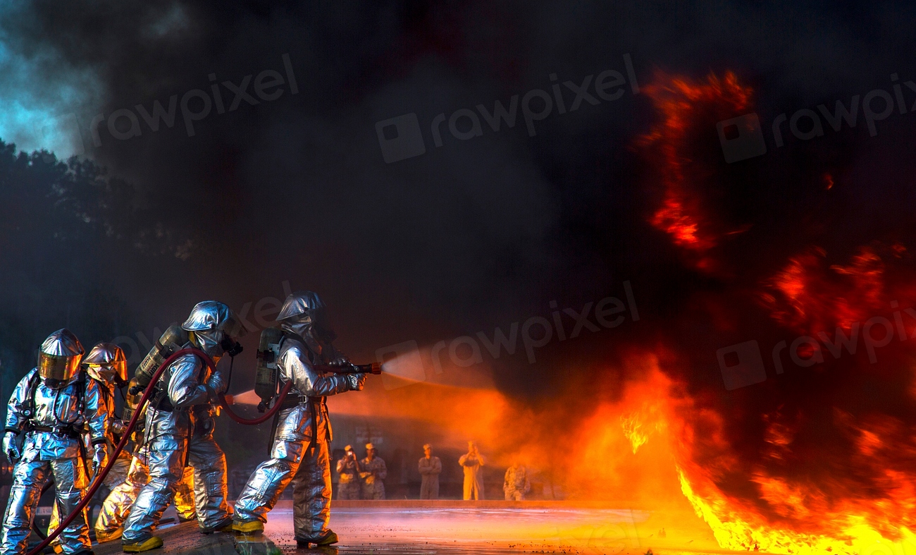 Incendiu violent la o fostă unitate militară din Vâlcea, acoperișul a fost cuprins de flăcări