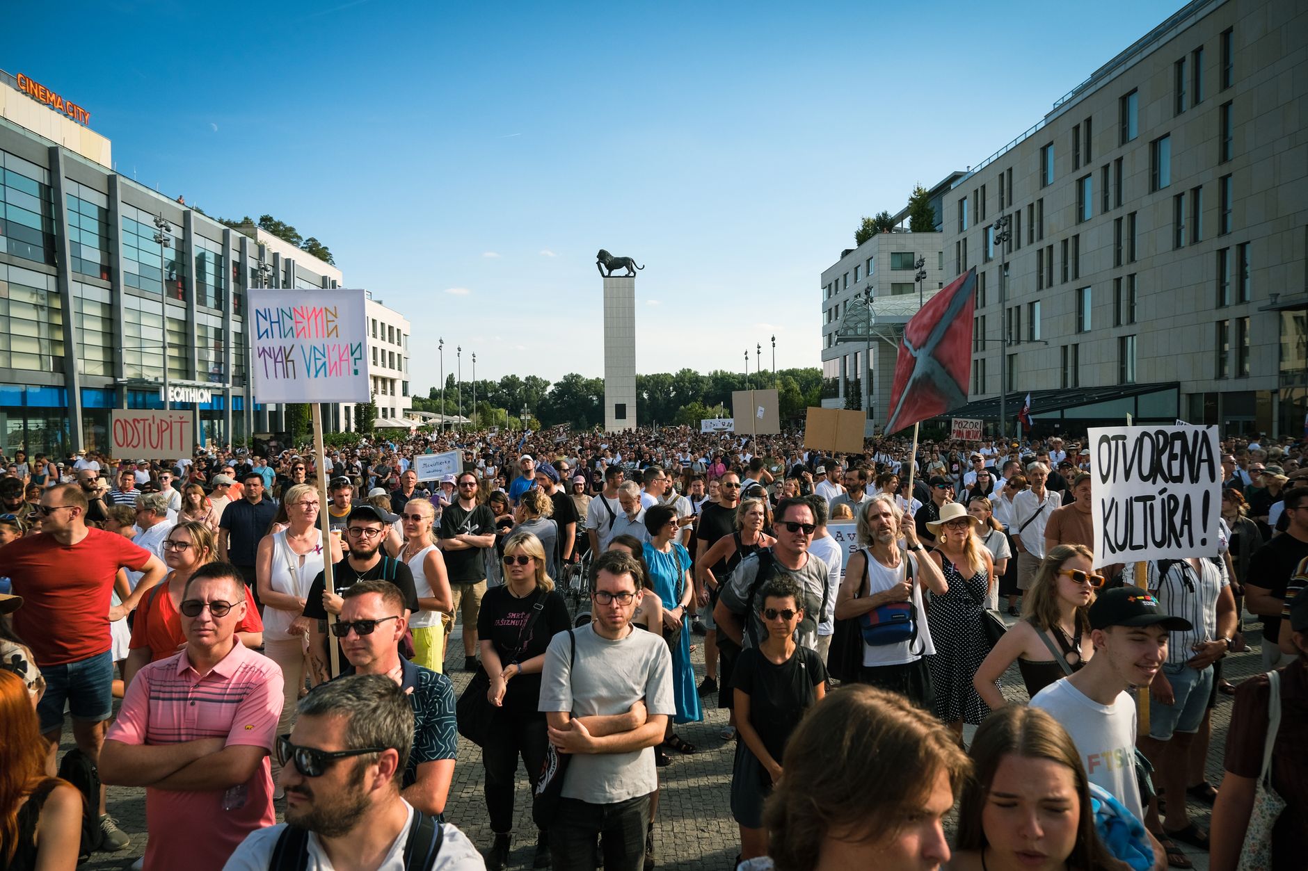 Susținătorii lui Călin Georgescu protestează în fața Arestului Central pentru a-i exprima sprijinul