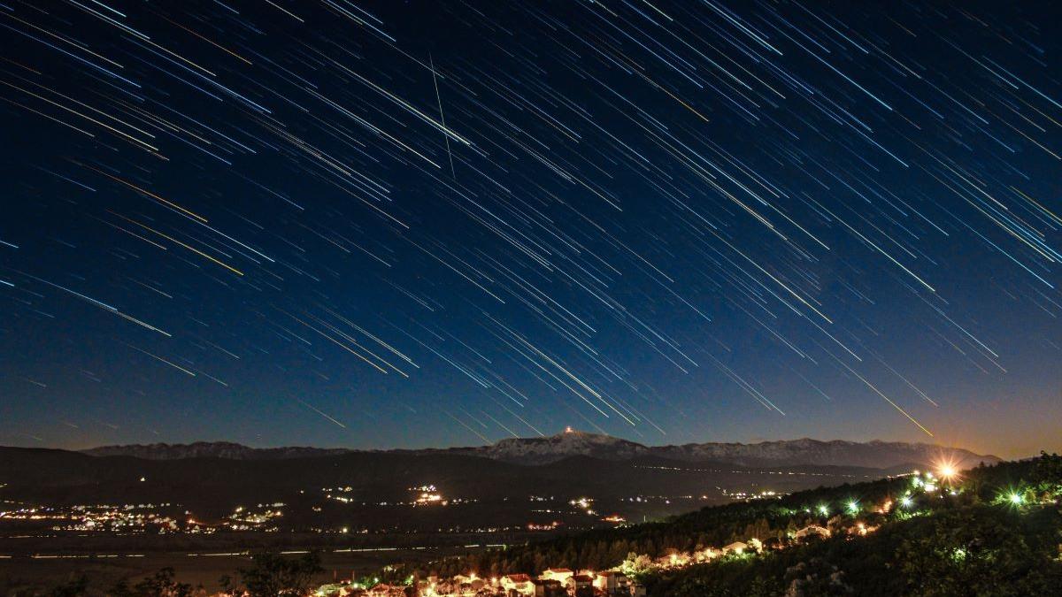 Spectacole astronomice în luna octombrie: Ploi de meteori și Luna Vânătorului vizibile din România