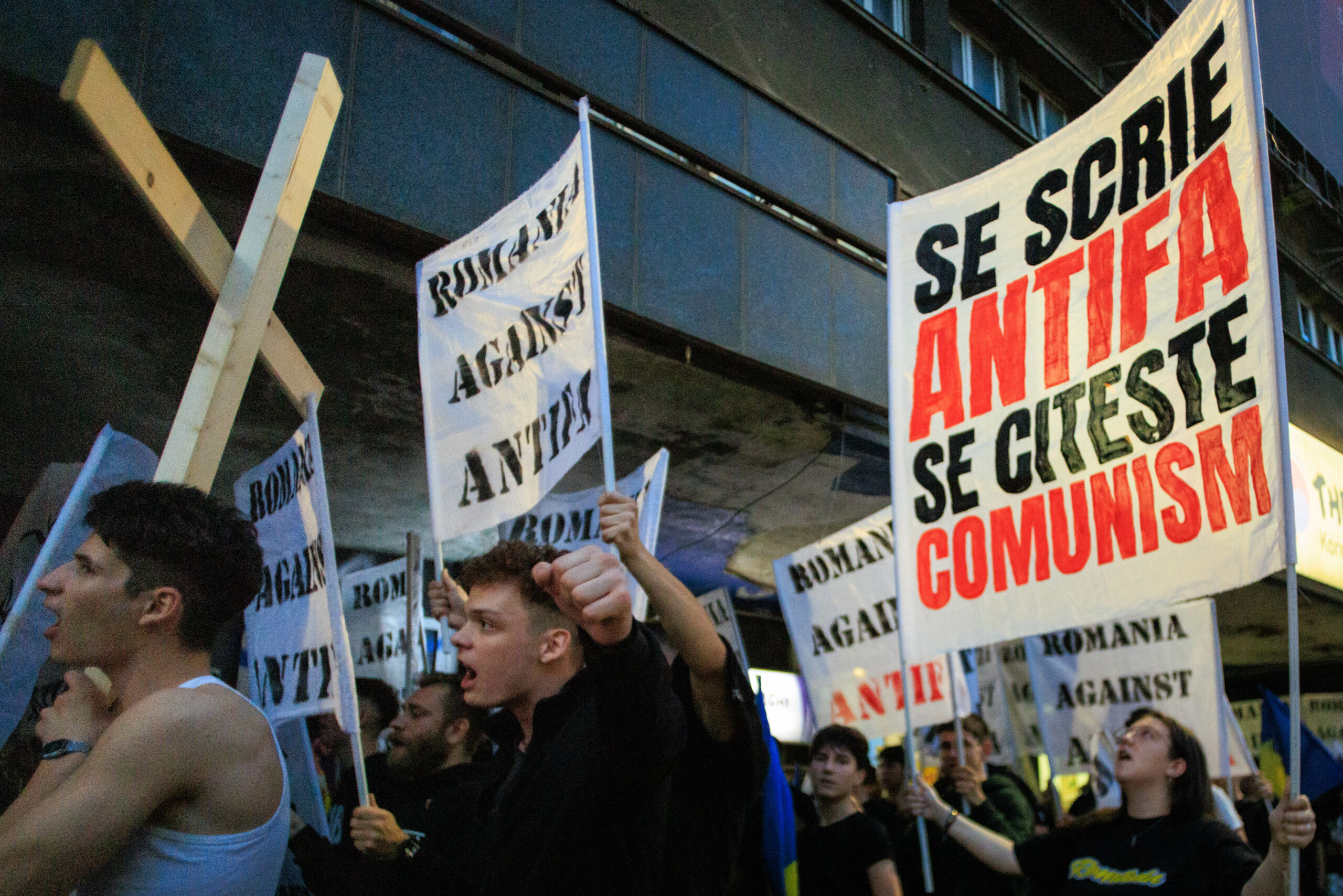 Protest organizat de grupul Honor et Patria în centrul Bucureștiului împotriva mișcării Antifa