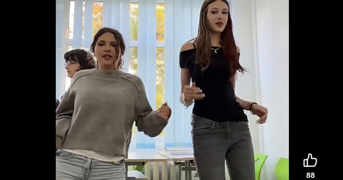 Controverse după ce două eleve au fost filmate dansând în clasă: reacții împărțite în mediul online