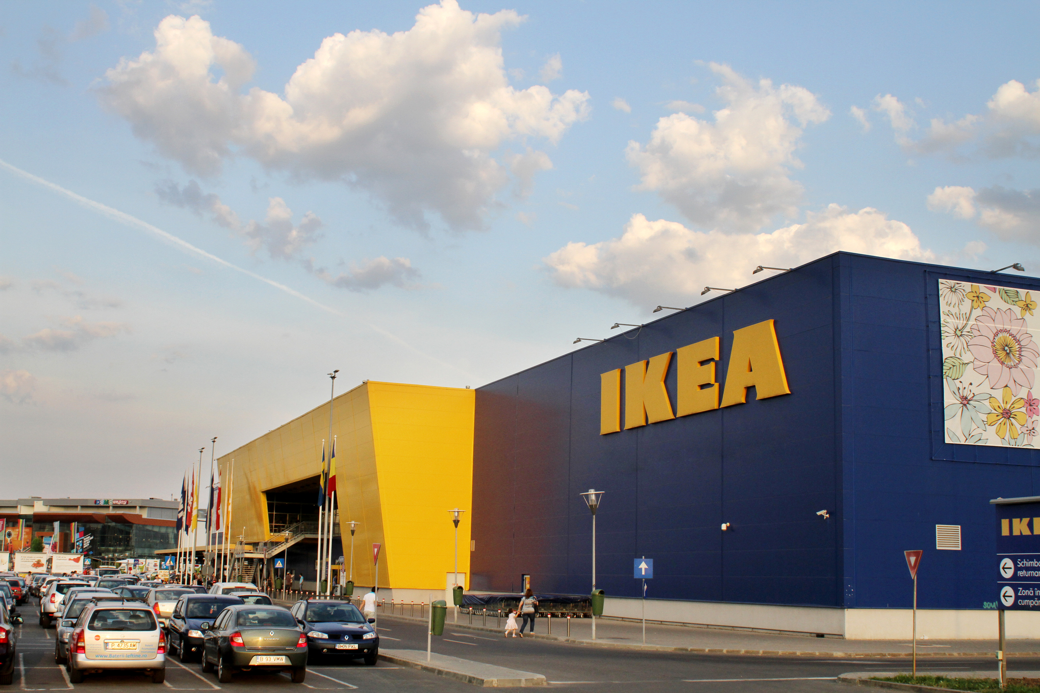 IKEA introduce reduceri de preț în magazinele fizice pentru a atrage clienții în locațiile proprii