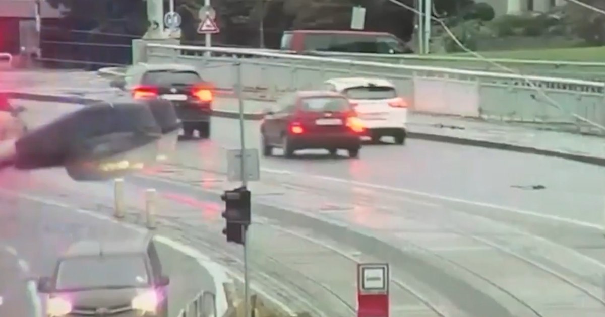 Un autoturism de poliție a căzut de pe un pod în râul Vltava, în Praga