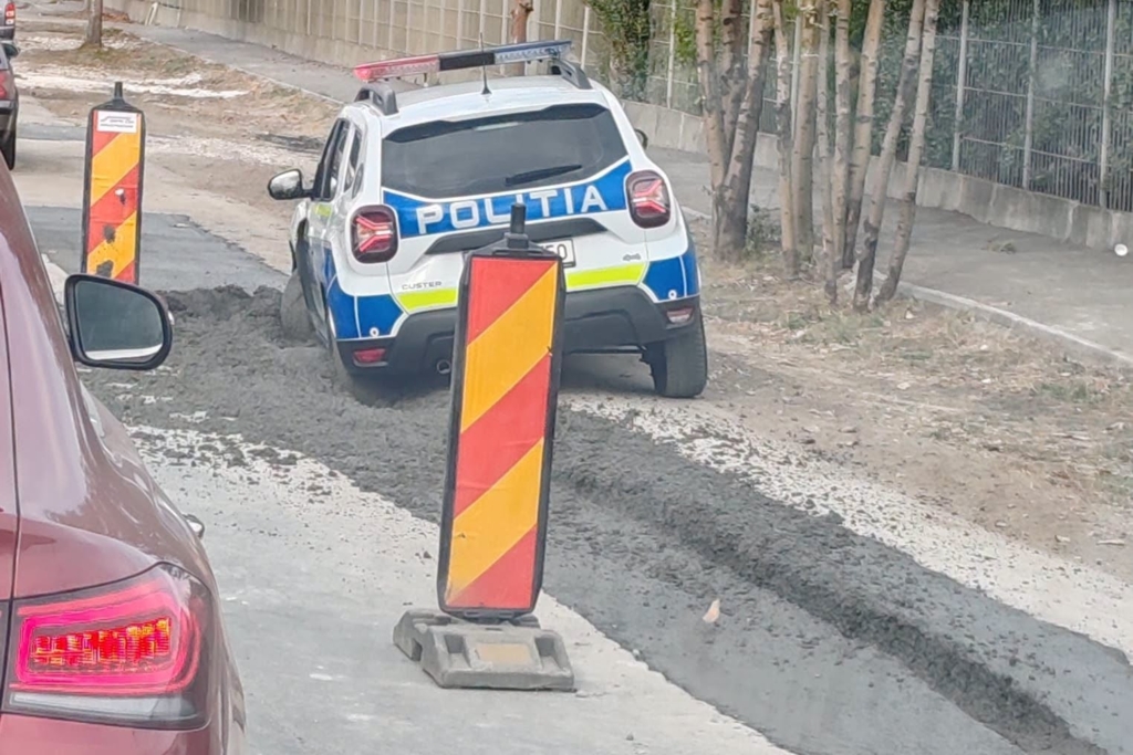 Autospecială de poliție blocată în betonul proaspăt turnat pe DN13. Explicația Poliției Brașov