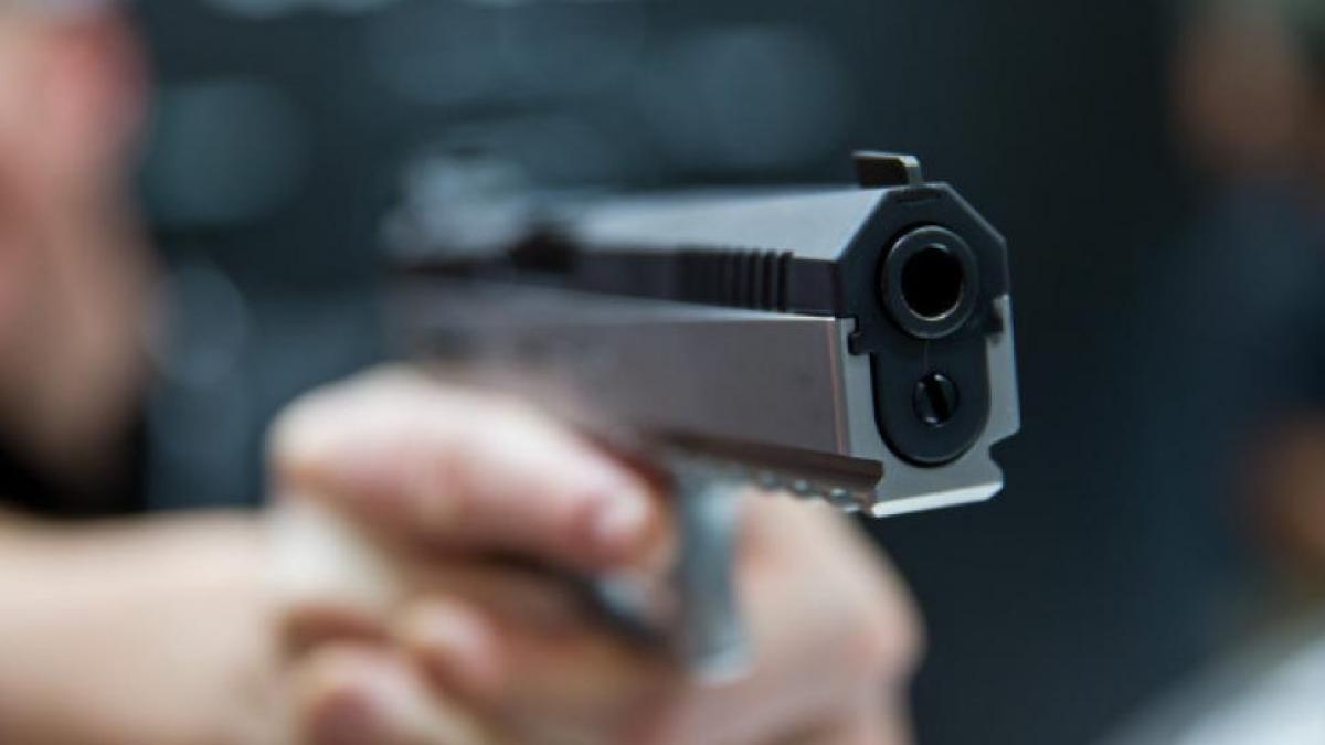 Un bărbat a atacat un polițist cu un cuțit în Sectorul 3, fiind imobilizat cu muniție de cauciuc