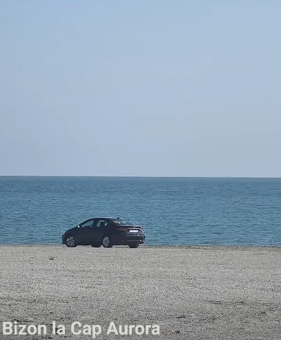 Autoturism înmatriculat în București a fost filmat pe plaja din stațiunea Cap Aurora