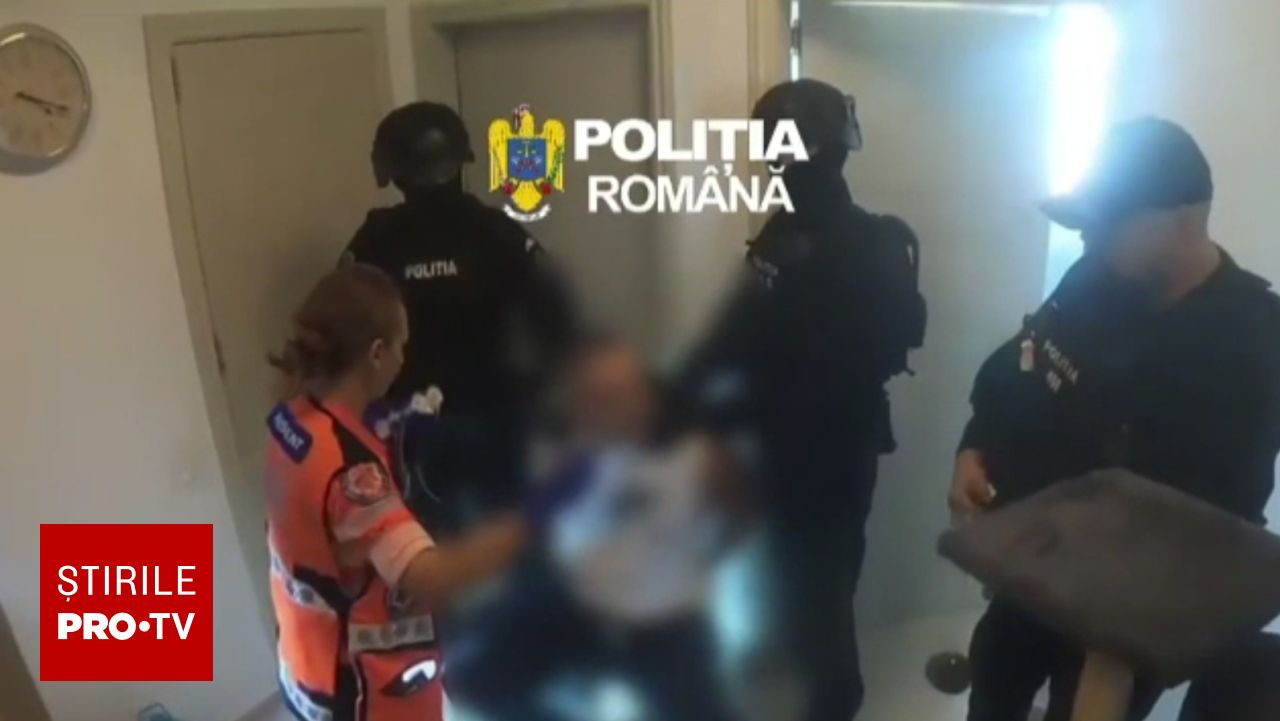 Scene dramatice în București: un bărbat baricadat a atacat un polițist cu un cuțit