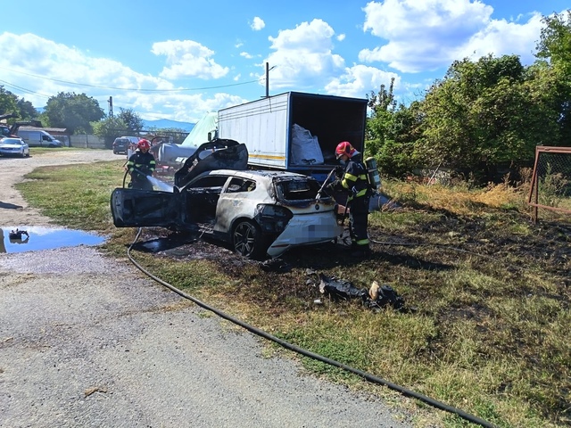 Incendiu de autoturism în localitatea Reea, județul Hunedoara: Pericol de propagare la bunuri inflamabile
