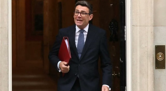 Andy Burnham va prezenta detaliile întâlnirilor cu reprezentanții Manchester City după presiunile politice