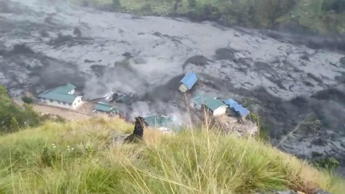 Peste 100 de turiști străini sunt blocați în Nepal după inundații masive cauzate de alunecări de teren