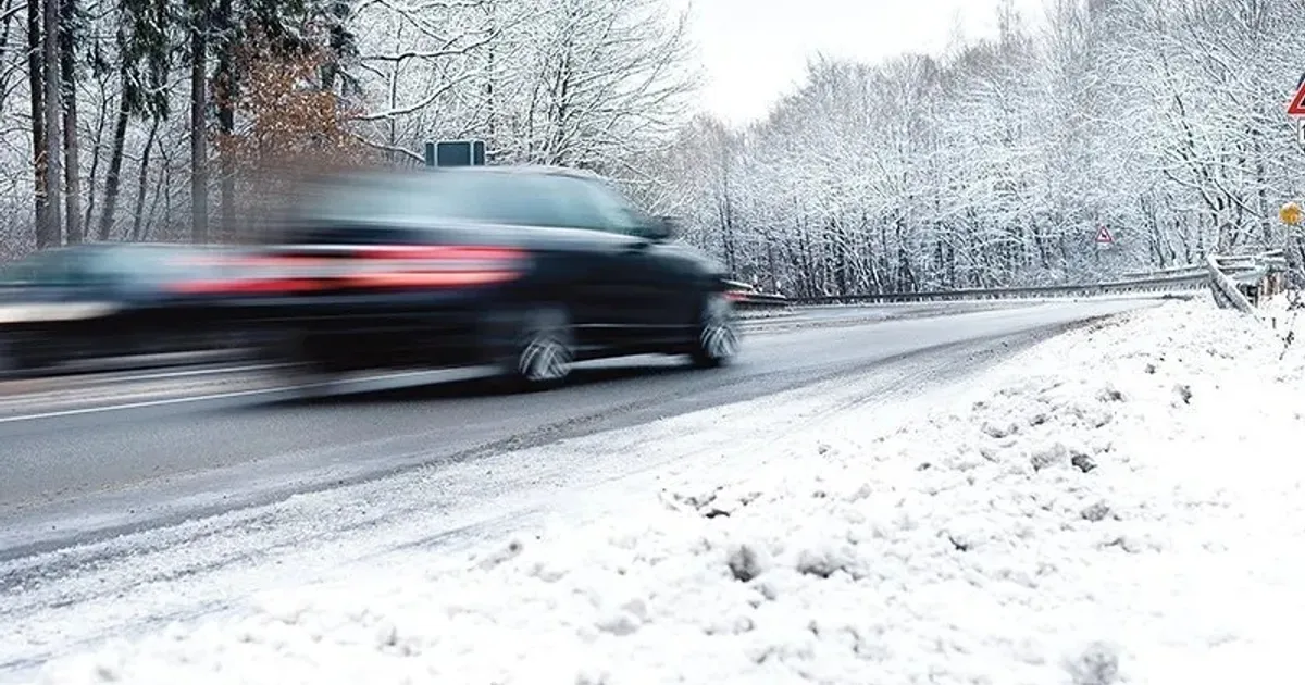 Se anunță ninsoare în zone montane. Șoferii riscă amenzi de peste 4.000 de lei fără anvelope de iarnă