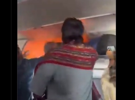 Un avion cu peste 180 de pasageri a aterizat de urgență în India după un incendiu în cabină