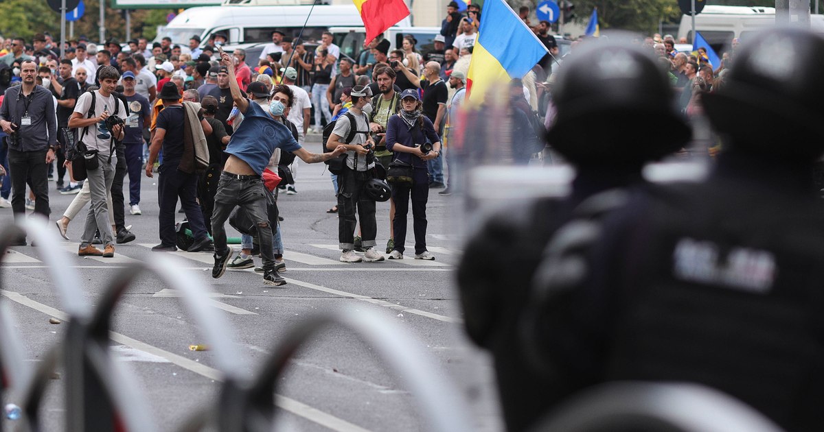 Un bărbat de 39 de ani, implicat în protestul de la Piața Victoriei, a fost prins cu un pistol în mașină
