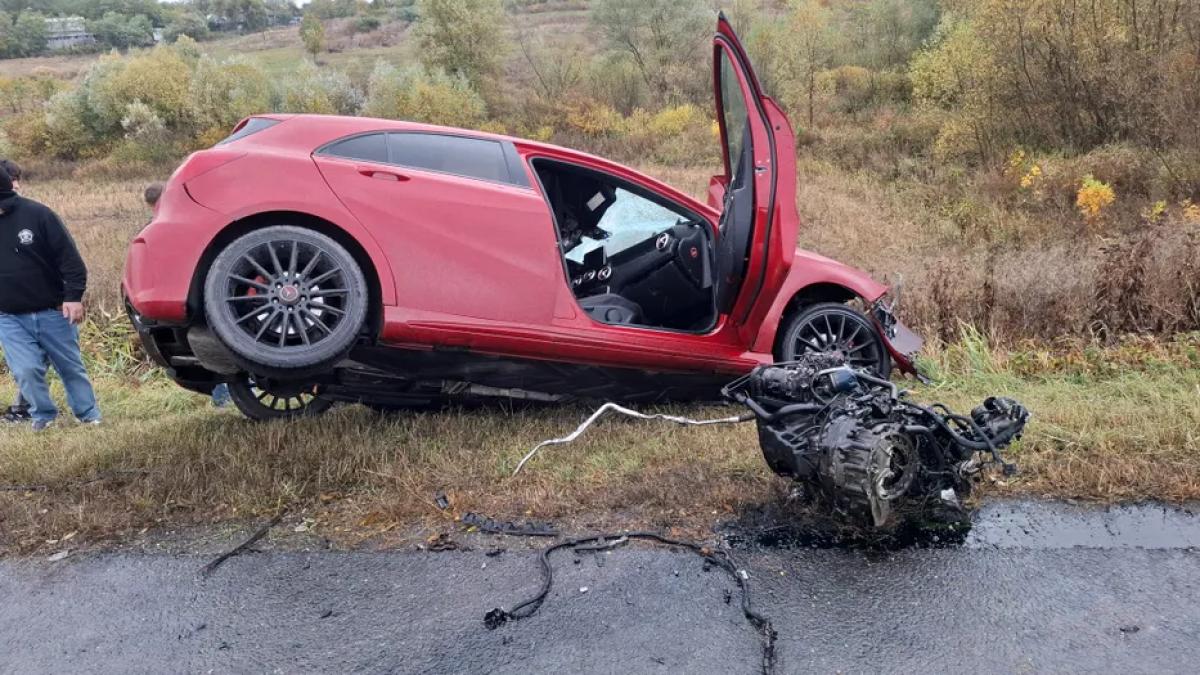 Accident violent între un autoturism și un autotren în Iași: un șofer a rămas încarcerat