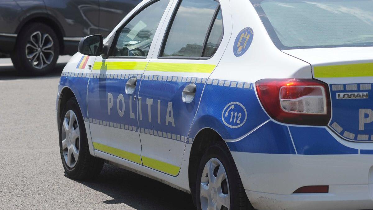 Mașină de poliție blocată în asfaltul proaspăt turnat pe o șosea din Brașov în timpul unei misiuni