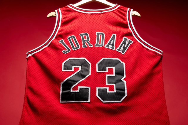 Un tricou purtat de Michael Jordan a fost vândut cu 14 milioane de dolari