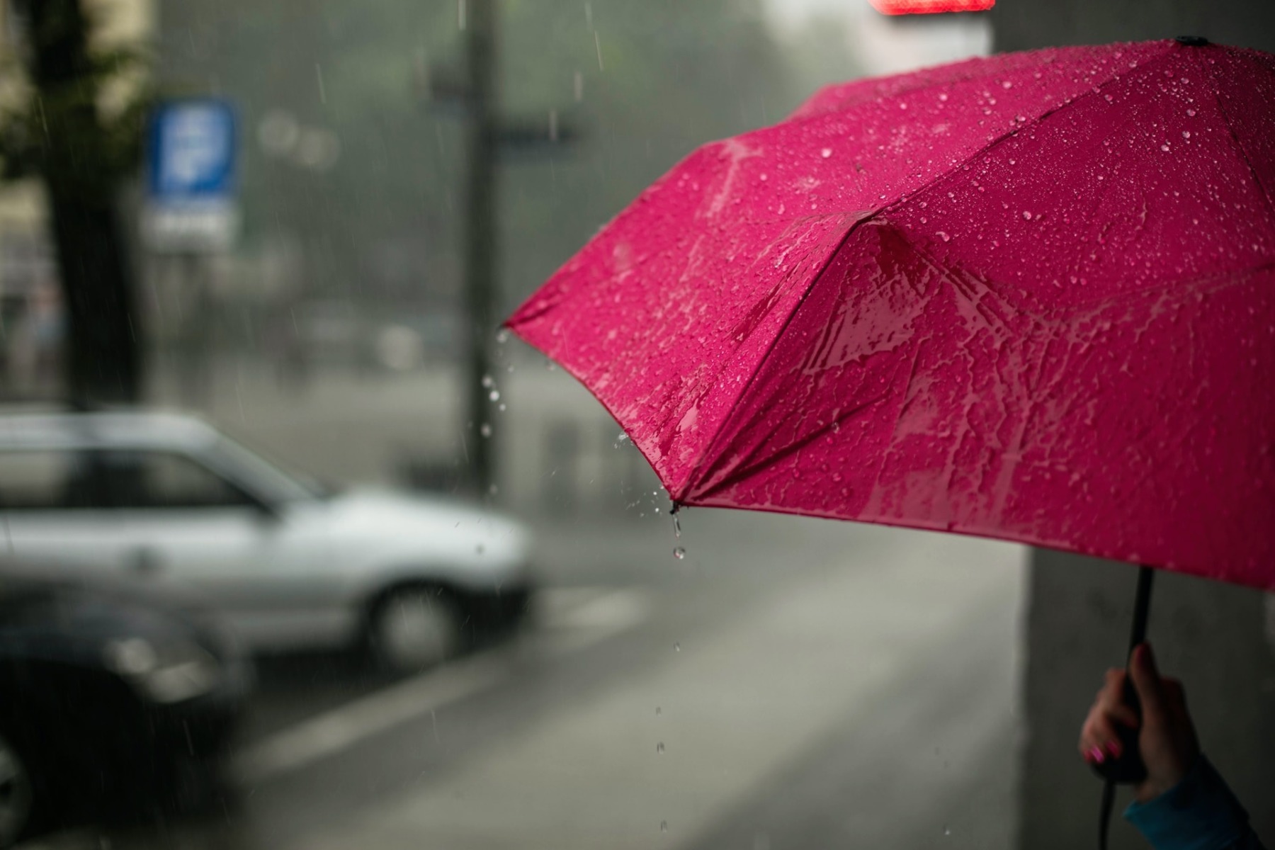 Se strică vremea în România: temperaturi mai mici și ploi abundente în următoarea lună
