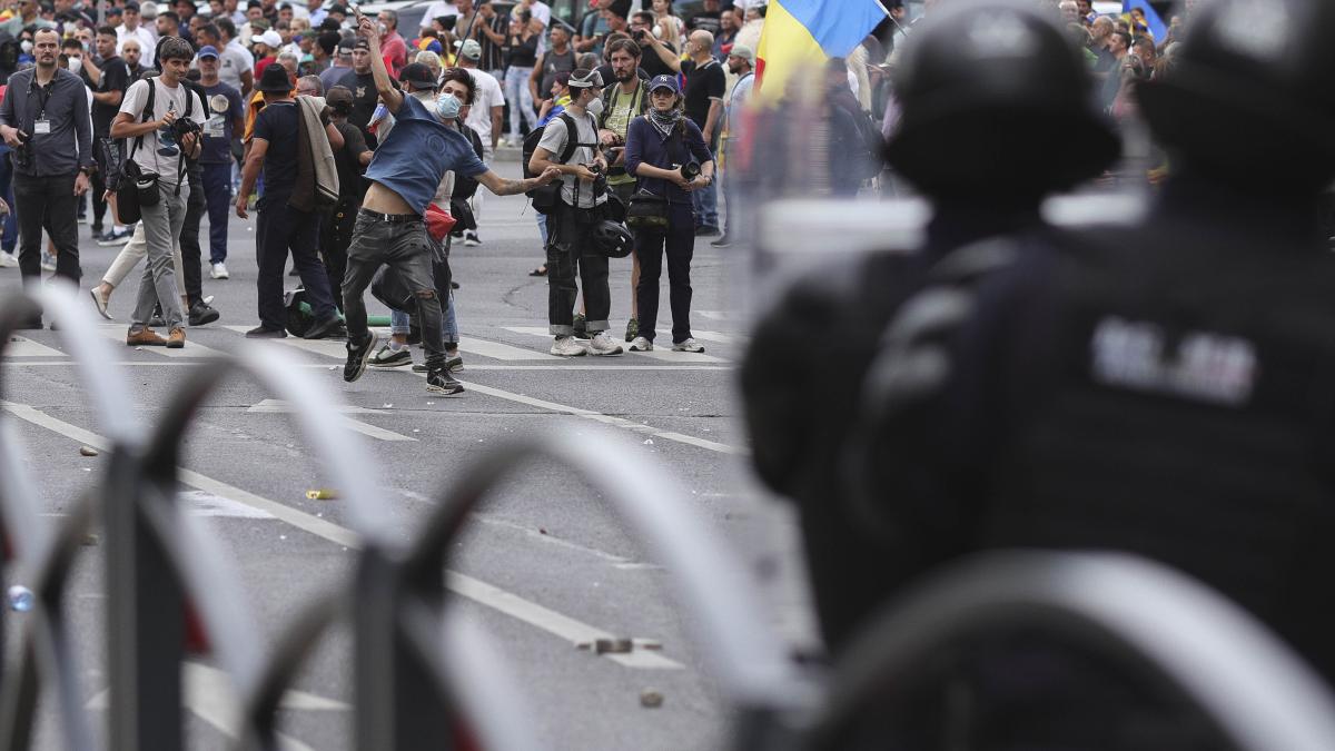 Un bărbat implicat în violențele de la Piața Victoriei a fost prins cu un pistol în mașină în Bihor