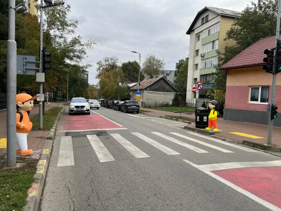 Primăria Suceava instalează manechine la trecerile de pietoni pentru a proteja copiii