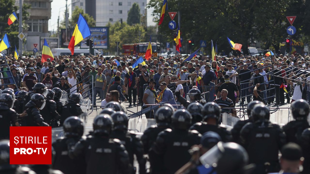 Un bărbat care amenința forțele de ordine a fost prins cu un pistol în mașină după protestul din Piața Victoriei