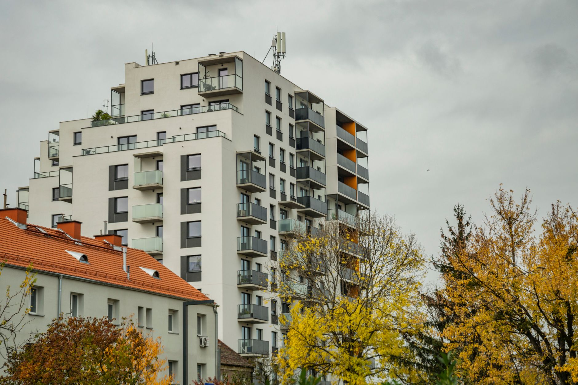 Prețurile locuințelor sunt influențate de cursul valutar. Cum s-au schimbat costurile în marile orașe
