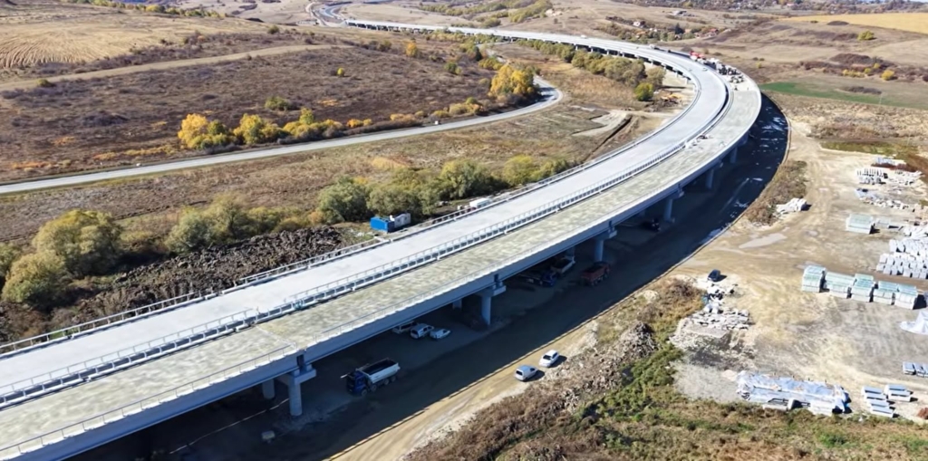 Lucrări pe Autostrada Transilvania: A început asfaltarea celui mai lung viaduct de autostradă din România
