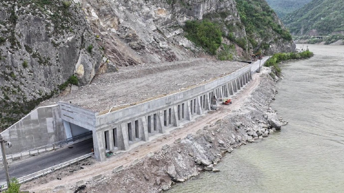Se construiește o polată de protecție pe Centura Călimănești pentru a preveni prăbușirile de pe versant