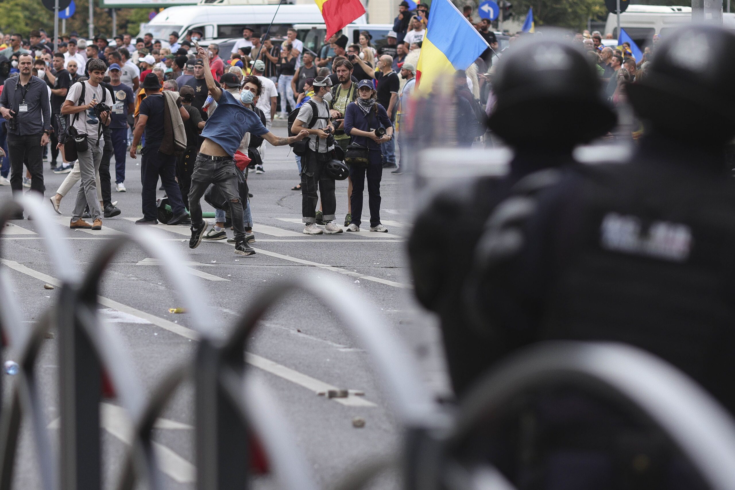 Un bărbat reținut în urma protestelor din Piața Victoriei deținea un pistol ilegal