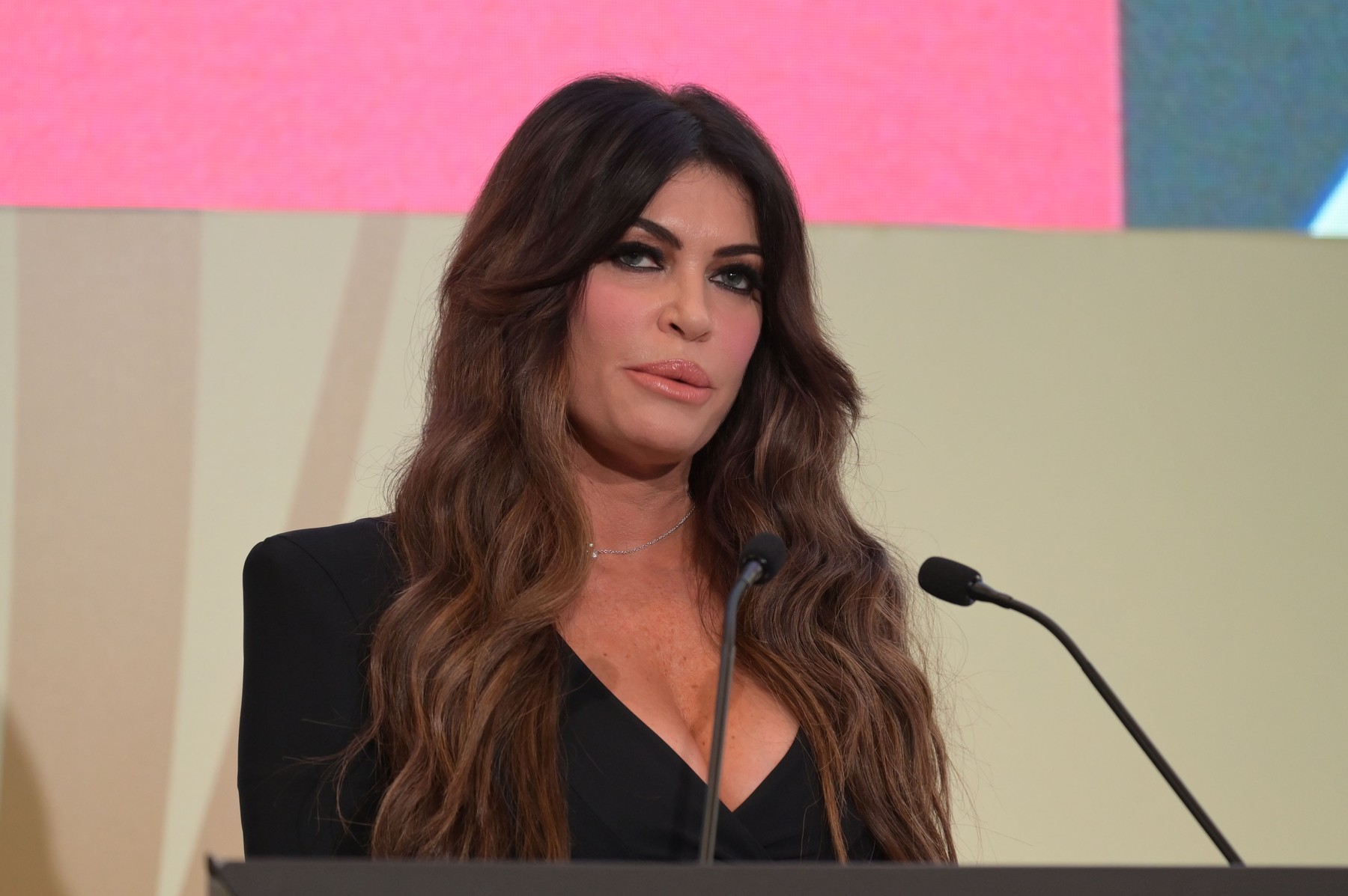 Ambasadoarea Kimberly Guilfoyle sugerează că va demisiona după solicitarea Casei Albe