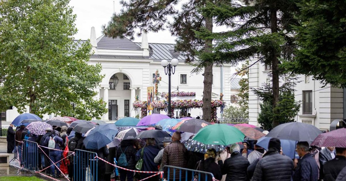 Scandal la moaștele Sfintei Parascheva din Iași: patru persoane au fost amendate