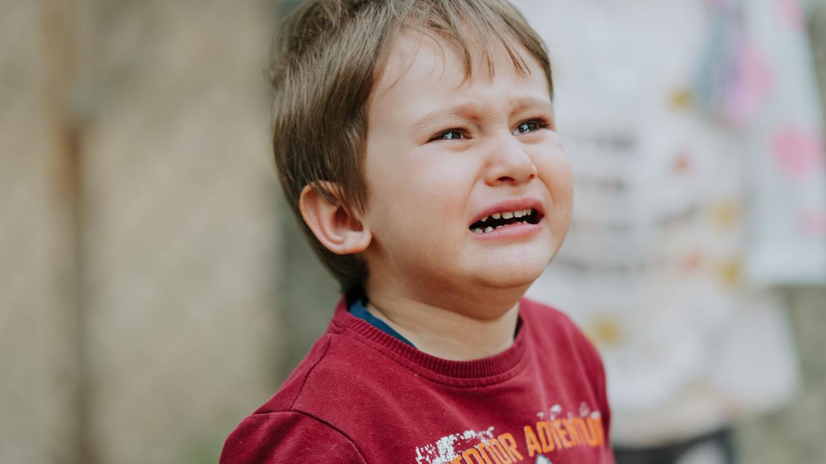 Cum gestionează părinții plânsul copilului la grădiniță: rolul esențial al validării emoțiilor