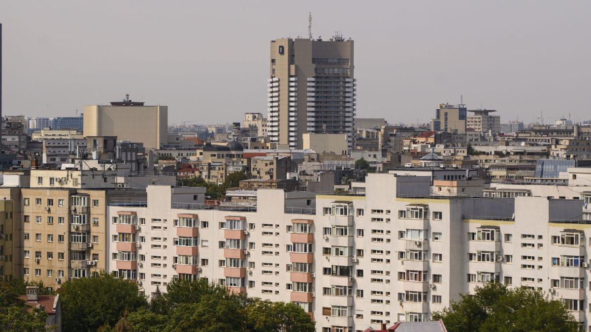 Amenzi și impozit dublu pentru proprietarii care închid balcoanele fără acte