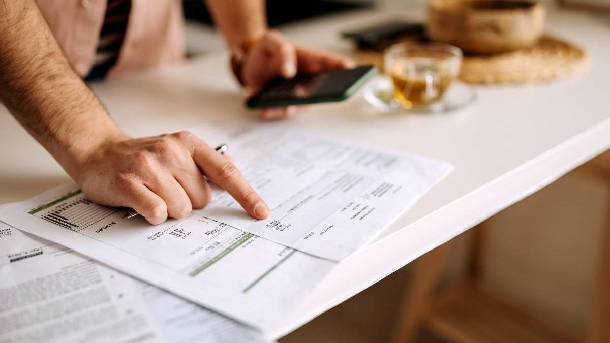 De ce două case identice au facturi de încălzire diferite? Factorii care influențează consumul