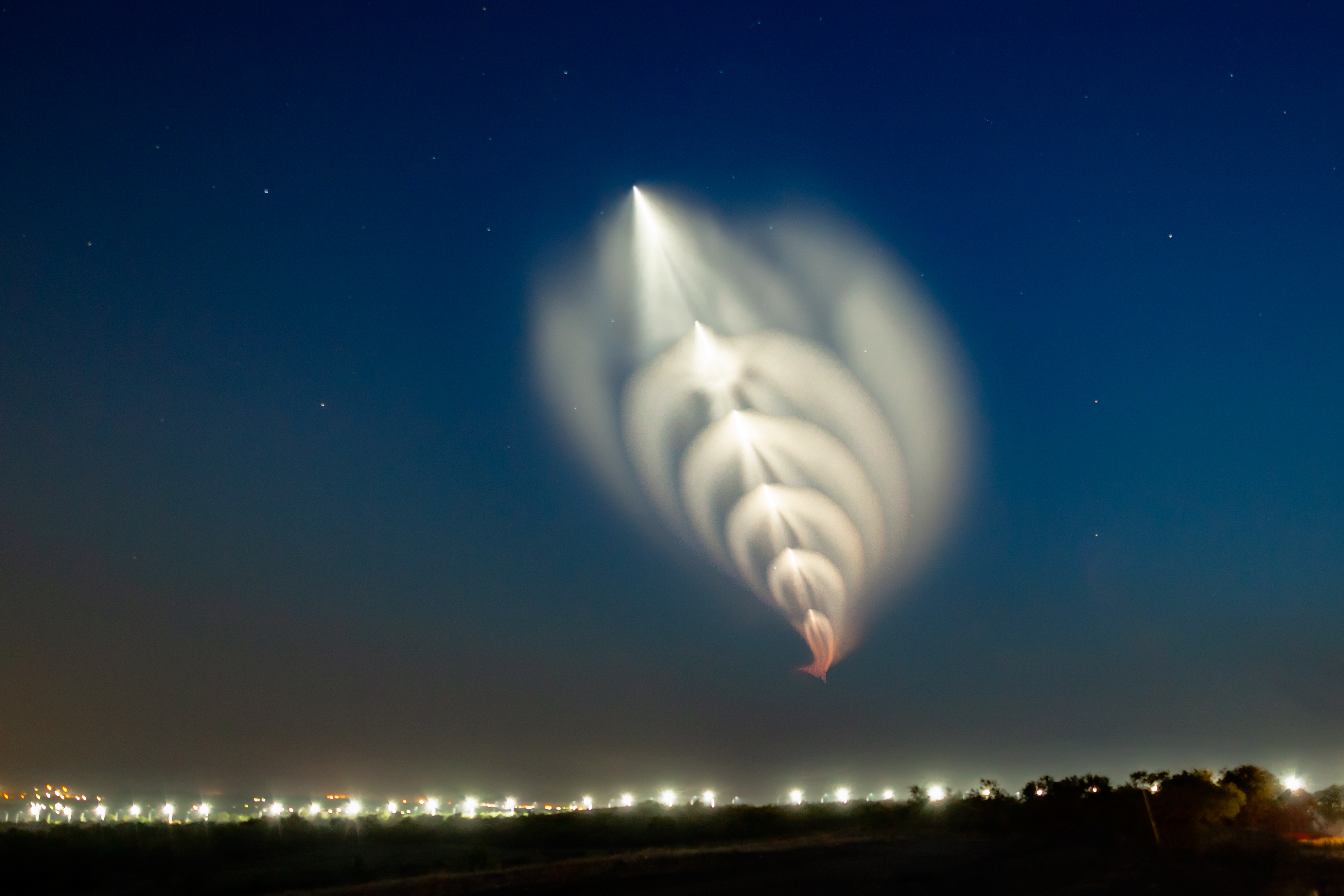 Spectacol vizual în Statele Unite: o „meduză spațială” uriașă a luminat cerul după lansarea unei rachete SpaceX