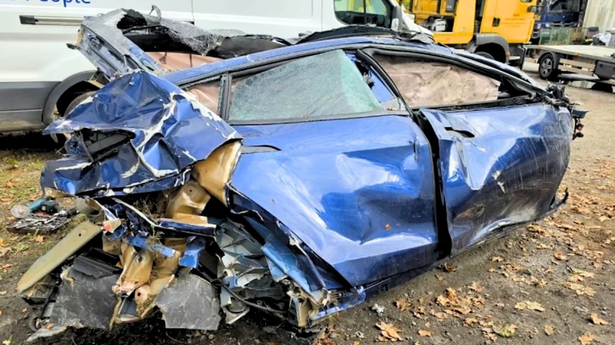 Accident spectaculos în Germania: o Tesla s-a răsturnat la viteza de 286 km/h pe autostradă