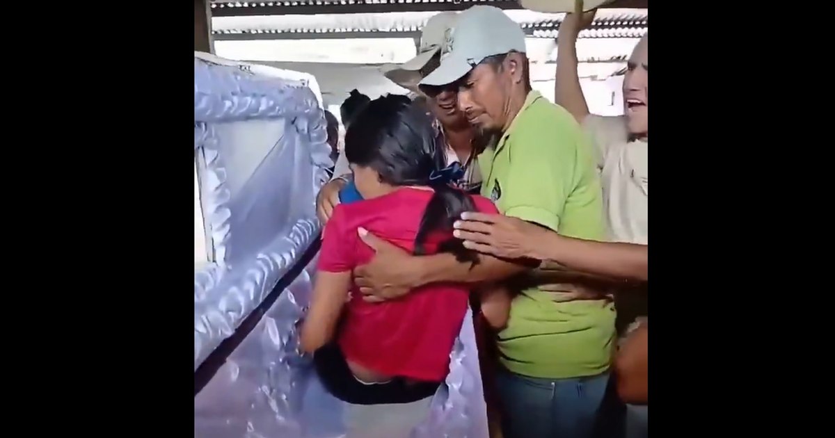 Adolescentă de 15 ani s-a trezit în sicriu în timpul priveghiului, după ce familia a crezut că a murit