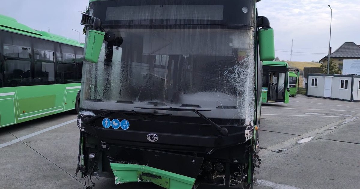 Un șofer de autobuz beat a provocat distrugeri în Suceava: a lovit cinci mașini și un stâlp
