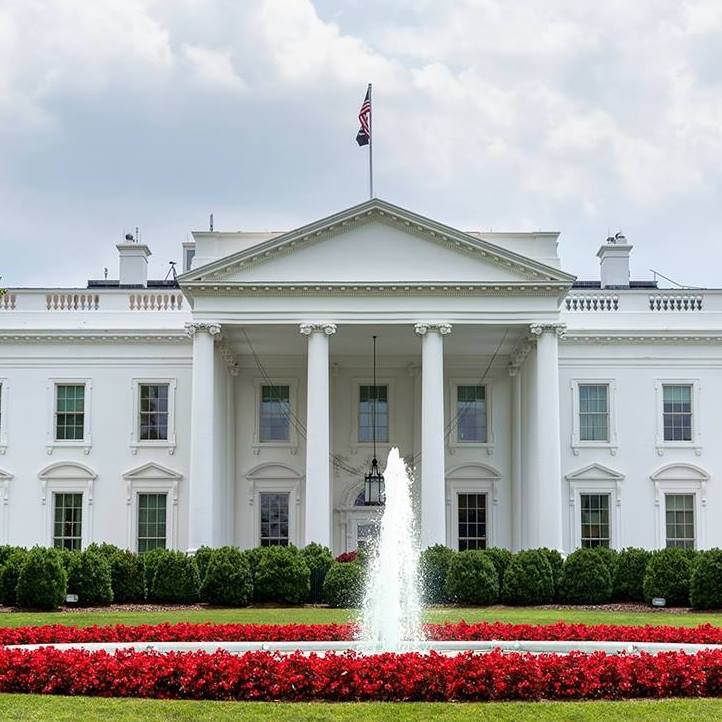 Accesul jurnaliștilor de la CNN, MSNBC și Politico la Casa Albă este garantat temporar de un judecător